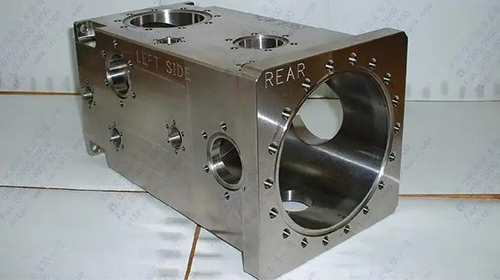 
What is the difference between a five axis linkage machining center and a four axis linkage machining center
